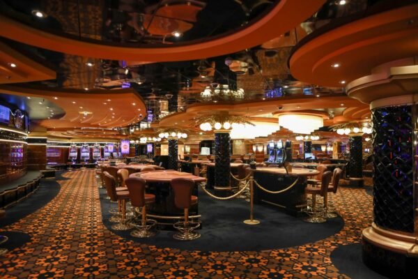 Crown Play Casino: Why Free Spins Target High-Variance Pokies