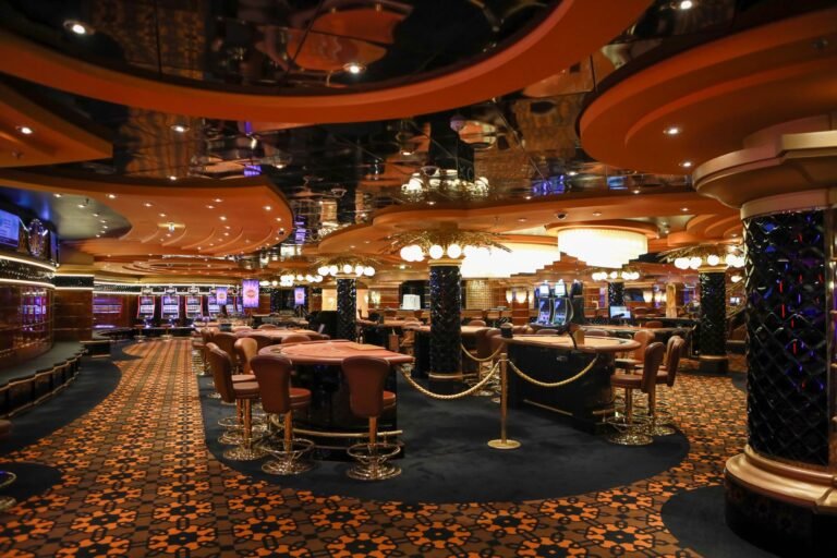 Crown Play Casino: Why Free Spins Target High-Variance Pokies